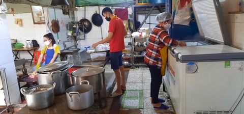 Hàng quán tại TP.HCM hối hả chuẩn bị bán tại chỗ, chờ quyết định chính thức - Ảnh 3. Hàng quán tại TP.HCM hối hả chuẩn bị bán tại chỗ, chờ quyết định chính thức - Ảnh 3.