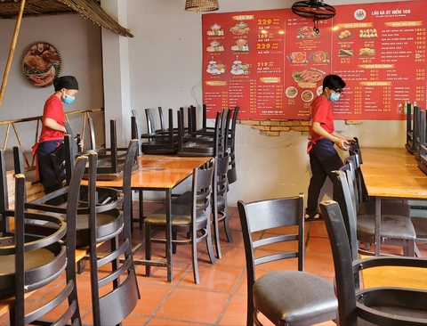 Hàng quán tại TP.HCM hối hả chuẩn bị bán tại chỗ, chờ quyết định chính thức - Ảnh 1. Hàng quán tại TP.HCM hối hả chuẩn bị bán tại chỗ, chờ quyết định chính thức - Ảnh 1.