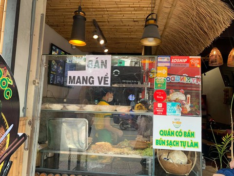 Hàng quán tại TP.HCM hối hả chuẩn bị bán tại chỗ, chờ quyết định chính thức - Ảnh 6. Hàng quán tại TP.HCM hối hả chuẩn bị bán tại chỗ, chờ quyết định chính thức - Ảnh 6.