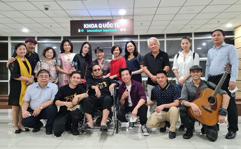 Trần Mạnh Tuấn, Trần Tiến hát Không gục ngã tại bệnh viện - Ảnh 1. Trần Mạnh Tuấn, Trần Tiến hát Không gục ngã tại bệnh viện - Ảnh 1.