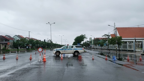 Quốc lộ 1 ngập lũ, xe cộ ùn ứ dài hàng cây số đường lên cao tốc Đà Nẵng - Quảng Ngãi - Ảnh 2. Quốc lộ 1 ngập lũ, xe cộ ùn ứ dài hàng cây số đường lên cao tốc Đà Nẵng - Quảng Ngãi - Ảnh 2.