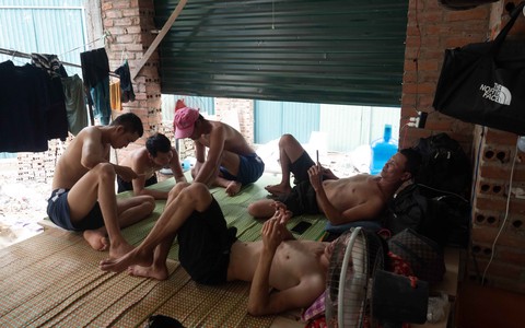 Xóm ổ chuột giữa làng biệt thự ở Hà Nội - Ảnh 3. Xóm ổ chuột giữa làng biệt thự ở Hà Nội - Ảnh 3.