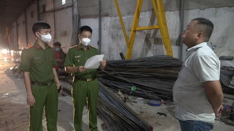Tạm giữ 5 nghi phạm trong nhóm làm trò lừa đảo bán sắt ở TP.HCM - Ảnh 1. Tạm giữ 5 nghi phạm trong nhóm làm trò lừa đảo bán sắt ở TP.HCM - Ảnh 1.
