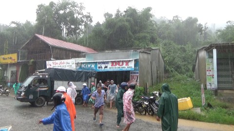 Sạt lở đất ở Nam Trà My, sơ tán nhiều hộ dân - Ảnh 1. Sạt lở đất ở Nam Trà My, sơ tán nhiều hộ dân - Ảnh 1.