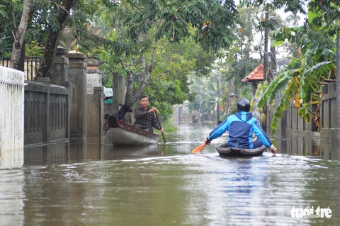 Nhiều nơi ở Huế ngập trong nước lũ, dân đi lại bằng thuyền - Ảnh 4. Nhiều nơi ở Huế ngập trong nước lũ, dân đi lại bằng thuyền - Ảnh 4.