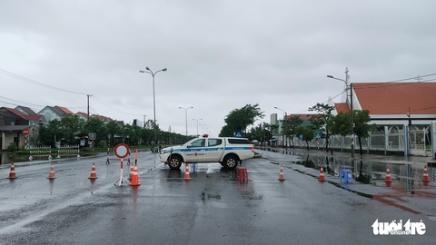 Tam Kỳ ngập lũ nặng, quốc lộ 1 tạm dừng xe qua lại - Ảnh 5. Tam Kỳ ngập lũ nặng, quốc lộ 1 tạm dừng xe qua lại - Ảnh 5.