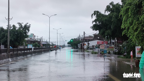Tam Kỳ ngập lũ nặng, quốc lộ 1 tạm dừng xe qua lại - Ảnh 4. Tam Kỳ ngập lũ nặng, quốc lộ 1 tạm dừng xe qua lại - Ảnh 4.