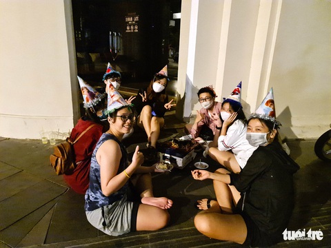 Đêm Sài Gòn sau mưa với cà phê đứng, cà phê yên xe và... sinh nhật vỉa hè - Ảnh 3. Đêm Sài Gòn sau mưa với cà phê đứng, cà phê yên xe và... sinh nhật vỉa hè - Ảnh 3.