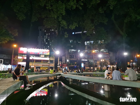 Đêm Sài Gòn sau mưa với cà phê đứng, cà phê yên xe và... sinh nhật vỉa hè - Ảnh 7. Đêm Sài Gòn sau mưa với cà phê đứng, cà phê yên xe và... sinh nhật vỉa hè - Ảnh 7.
