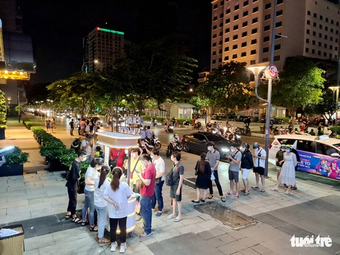 Đêm Sài Gòn sau mưa với cà phê đứng, cà phê yên xe và... sinh nhật vỉa hè - Ảnh 8. Đêm Sài Gòn sau mưa với cà phê đứng, cà phê yên xe và... sinh nhật vỉa hè - Ảnh 8.