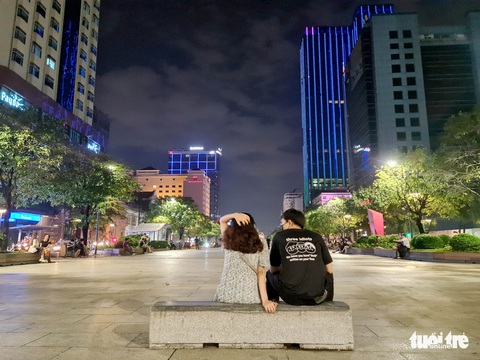 Đêm Sài Gòn sau mưa với cà phê đứng, cà phê yên xe và... sinh nhật vỉa hè - Ảnh 10. Đêm Sài Gòn sau mưa với cà phê đứng, cà phê yên xe và... sinh nhật vỉa hè - Ảnh 10.