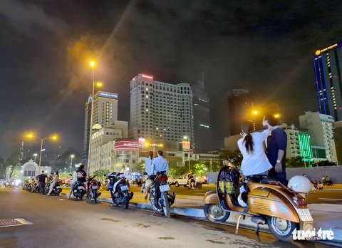Đêm Sài Gòn sau mưa với cà phê đứng, cà phê yên xe và... sinh nhật vỉa hè - Ảnh 1. Đêm Sài Gòn sau mưa với cà phê đứng, cà phê yên xe và... sinh nhật vỉa hè - Ảnh 1.