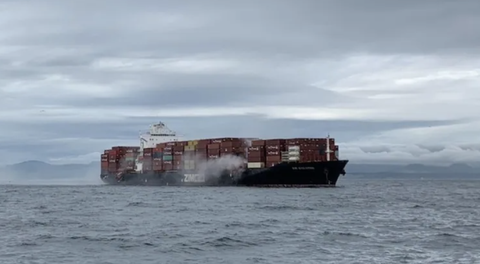 Tàu container cháy và phát tán khí độc ngoài khơi Canada - Ảnh 1. Tàu container cháy và phát tán khí độc ngoài khơi Canada - Ảnh 1.