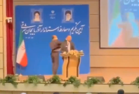 Thống đốc ở Iran bị tát ‘nổ đom đóm’ trong lễ nhậm chức - Ảnh 1. Thống đốc ở Iran bị tát ‘nổ đom đóm’ trong lễ nhậm chức - Ảnh 1.