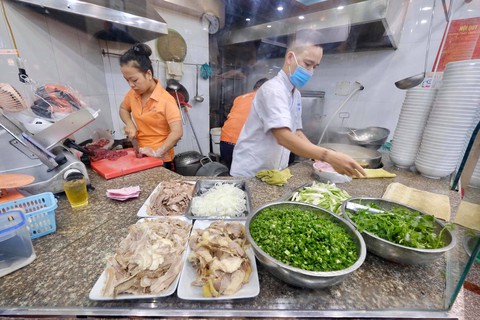 Tin sáng 2-11: Vì sao Hà Nội nâng cấp độ dịch?; TP.HCM phủ vắc xin tăng nhưng ca vào viện tăng nhẹ - Ảnh 1. Tin sáng 2-11: Vì sao Hà Nội nâng cấp độ dịch?; TP.HCM phủ vắc xin tăng nhưng ca vào viện tăng nhẹ - Ảnh 1.