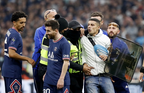Cổ động viên chạy vào sân rượt Messi ở trận PSG hòa Marseille - Ảnh 1. Cổ động viên chạy vào sân rượt Messi ở trận PSG hòa Marseille - Ảnh 1.