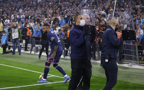 Cổ động viên chạy vào sân rượt Messi ở trận PSG hòa Marseille - Ảnh 3. Cổ động viên chạy vào sân rượt Messi ở trận PSG hòa Marseille - Ảnh 3.