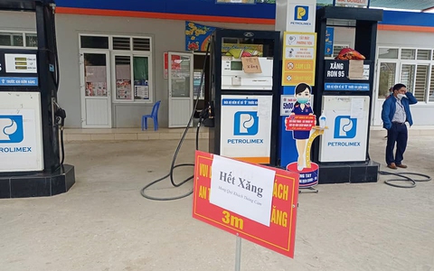 Nhiều cây xăng ở huyện miền núi Nghệ An treo biển ‘hết xăng’ - Ảnh 1. Nhiều cây xăng ở huyện miền núi Nghệ An treo biển ‘hết xăng’ - Ảnh 1.