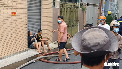Cháy nhà cao tầng đường Cộng Hòa, 1 người trượt chân rơi từ lầu 4 - Ảnh 2. Cháy nhà cao tầng đường Cộng Hòa, 1 người trượt chân rơi từ lầu 4 - Ảnh 2.