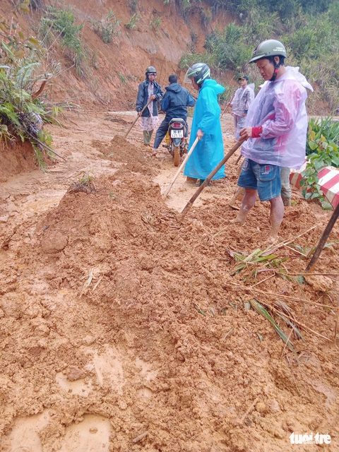 Quảng Nam: Lũ rút chậm, nhiều nơi vẫn ngập, quốc lộ 1 thông đường - Ảnh 6. Quảng Nam: Lũ rút chậm, nhiều nơi vẫn ngập, quốc lộ 1 thông đường - Ảnh 6.