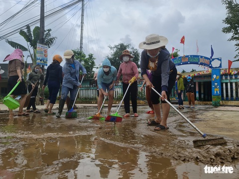 Rốn lũ Hành Dũng dọn dẹp bùn non ổn định cuộc sống - Ảnh 1. Rốn lũ Hành Dũng dọn dẹp bùn non ổn định cuộc sống - Ảnh 1.