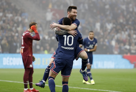 Cổ động viên chạy vào sân rượt Messi ở trận PSG hòa Marseille - Ảnh 2. Cổ động viên chạy vào sân rượt Messi ở trận PSG hòa Marseille - Ảnh 2.