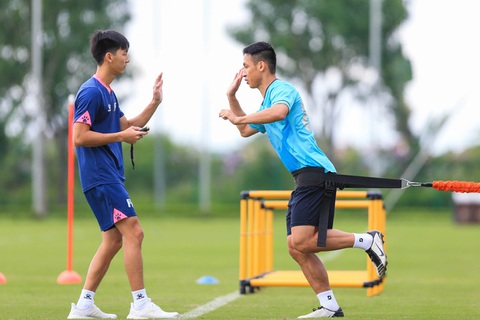 Đội ngũ y tế của CLB Hà Nội đề nghị Hùng Dũng chưa lên tập trung đội tuyển Việt Nam - Ảnh 1. Đội ngũ y tế của CLB Hà Nội đề nghị Hùng Dũng chưa lên tập trung đội tuyển Việt Nam - Ảnh 1.