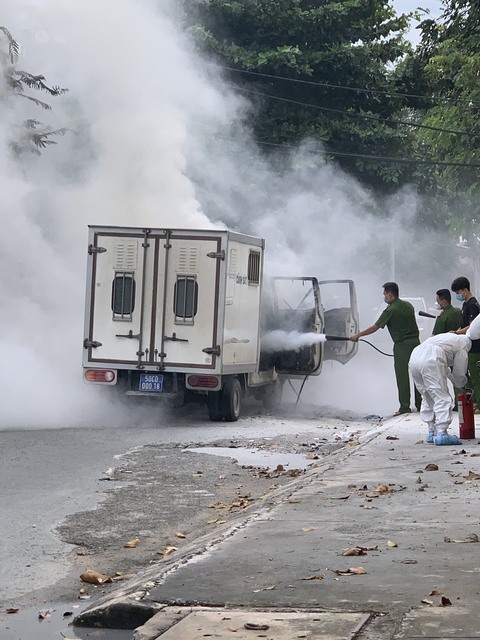 Xe thùng loại chở phạm nhân bốc cháy ở quận 12 - Ảnh 3. Xe thùng loại chở phạm nhân bốc cháy ở quận 12 - Ảnh 3.
