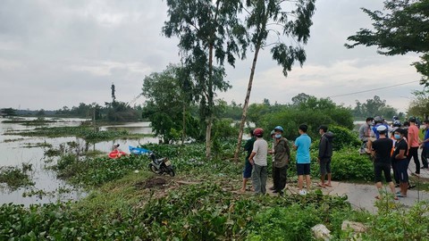 Tìm thấy thi thể người đàn ông sau 3 ngày bị nước lũ cuốn trôi - Ảnh 2. Tìm thấy thi thể người đàn ông sau 3 ngày bị nước lũ cuốn trôi - Ảnh 2.