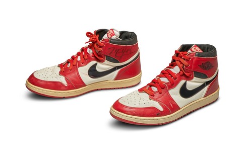 Đôi sneaker của Michael Jordan bán được 1,47 triệu USD - đắt giá nhất lịch sử - Ảnh 2. Đôi sneaker của Michael Jordan bán được 1,47 triệu USD - đắt giá nhất lịch sử - Ảnh 2.