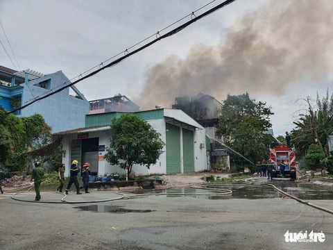 Cháy lớn kho chứa đồ tổ chức tiệc cưới lan sang nhiều nhà khác - Ảnh 4. Cháy lớn kho chứa đồ tổ chức tiệc cưới lan sang nhiều nhà khác - Ảnh 4.