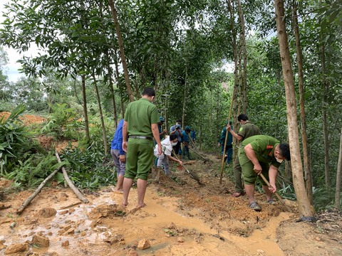 Lốc xoáy trong mưa làm tốc mái hàng chục nhà dân - Ảnh 3. Lốc xoáy trong mưa làm tốc mái hàng chục nhà dân - Ảnh 3.