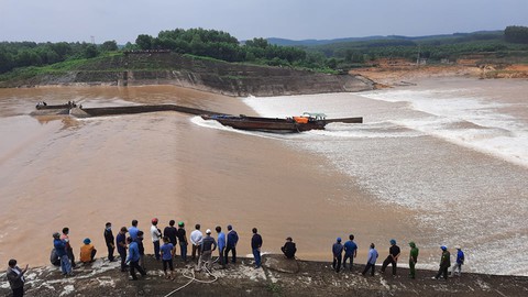 Đang giải cứu đoàn cán bộ đi kiểm tra bị mắc kẹt giữa sông Thạch Hãn - Ảnh 1. Đang giải cứu đoàn cán bộ đi kiểm tra bị mắc kẹt giữa sông Thạch Hãn - Ảnh 1.