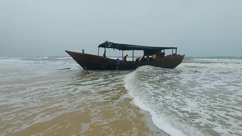 Con tàu ma dài 18m, trên thân có chữ Trung Quốc, số hiệu 0148 dạt vào bờ biển Quảng Trị - Ảnh 1. Con tàu ma dài 18m, trên thân có chữ Trung Quốc, số hiệu 0148 dạt vào bờ biển Quảng Trị - Ảnh 1.