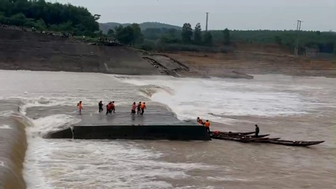 Cứu thành công 7 người mắc kẹt trên ụ nổi giữa sông Thạch Hãn sau tai nạn trôi tàu - Ảnh 1. Cứu thành công 7 người mắc kẹt trên ụ nổi giữa sông Thạch Hãn sau tai nạn trôi tàu - Ảnh 1.