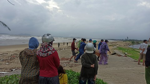 Ba người lật thuyền thúng mất tích ở Quảng Ngãi trôi ra biển Quảng Nam - Ảnh 1. Ba người lật thuyền thúng mất tích ở Quảng Ngãi trôi ra biển Quảng Nam - Ảnh 1.