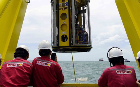 Phi công Việt lái robot dưới đáy biển sâu - Ảnh 1. Phi công Việt lái robot dưới đáy biển sâu - Ảnh 1.