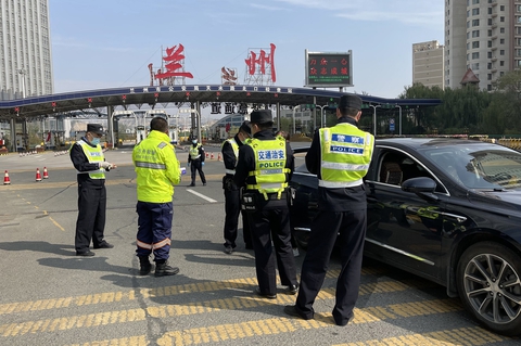 Trung Quốc phong tỏa thành phố Lan Châu, xe buýt và taxi ngừng chạy - Ảnh 1. Trung Quốc phong tỏa thành phố Lan Châu, xe buýt và taxi ngừng chạy - Ảnh 1.
