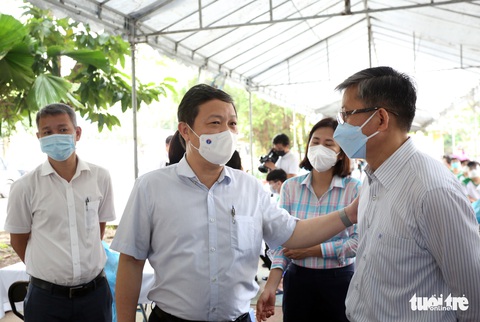TP.HCM chính thức tiêm vắc xin ngừa COVID-19 cho học sinh - Ảnh 6. TP.HCM chính thức tiêm vắc xin ngừa COVID-19 cho học sinh - Ảnh 6.