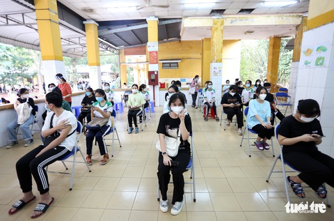 TP.HCM chính thức tiêm vắc xin ngừa COVID-19 cho học sinh - Ảnh 9. TP.HCM chính thức tiêm vắc xin ngừa COVID-19 cho học sinh - Ảnh 9.