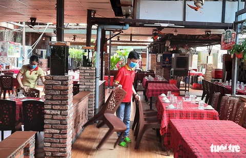TP.HCM: Đề xuất hàng quán bán tại chỗ đóng cửa trước 21h, thí điểm bán rượu bia ở quận 7, Thủ Đức - Ảnh 1. TP.HCM: Đề xuất hàng quán bán tại chỗ đóng cửa trước 21h, thí điểm bán rượu bia ở quận 7, Thủ Đức - Ảnh 1.