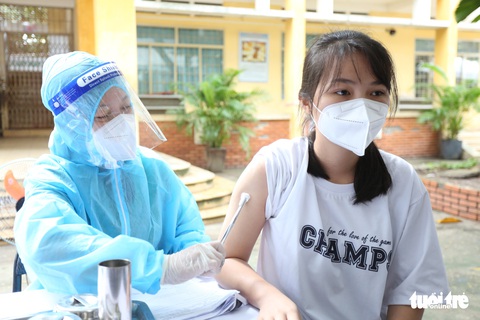 TP.HCM chính thức tiêm vắc xin ngừa COVID-19 cho học sinh - Ảnh 3. TP.HCM chính thức tiêm vắc xin ngừa COVID-19 cho học sinh - Ảnh 3.