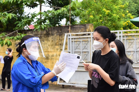 TP.HCM chính thức tiêm vắc xin ngừa COVID-19 cho học sinh - Ảnh 2. TP.HCM chính thức tiêm vắc xin ngừa COVID-19 cho học sinh - Ảnh 2.