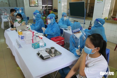 TP.HCM chính thức tiêm vắc xin ngừa COVID-19 cho học sinh - Ảnh 8. TP.HCM chính thức tiêm vắc xin ngừa COVID-19 cho học sinh - Ảnh 8.