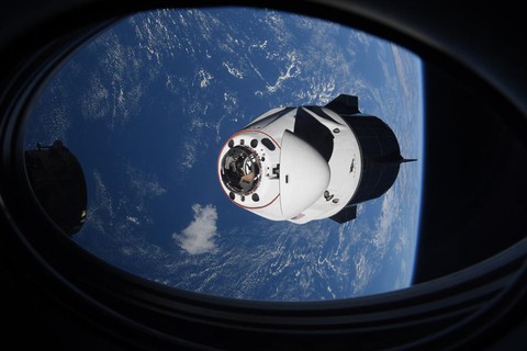 SpaceX hàn lại ống xả nước tiểu bên trong tàu vũ trụ trước khi đưa tiếp 4 người lên không gian - Ảnh 1. SpaceX hàn lại ống xả nước tiểu bên trong tàu vũ trụ trước khi đưa tiếp 4 người lên không gian - Ảnh 1.