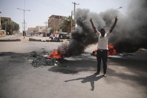 Thủ tướng Sudan và vợ được trả tự do sau đảo chính quân sự - Ảnh 1. Thủ tướng Sudan và vợ được trả tự do sau đảo chính quân sự - Ảnh 1.