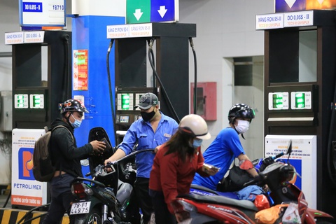 Giá xăng tăng khủng khiếp, doanh nghiệp vận tải lao đao - Ảnh 1. Giá xăng tăng khủng khiếp, doanh nghiệp vận tải lao đao - Ảnh 1.