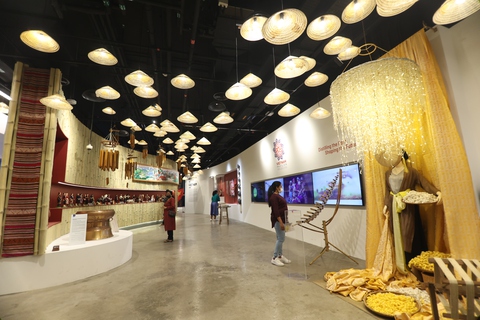 150 người đẹp, người mẫu trình diễn thời trang thổ cẩm tại EXPO 2020 Dubai - Ảnh 1. 150 người đẹp, người mẫu trình diễn thời trang thổ cẩm tại EXPO 2020 Dubai - Ảnh 1.
