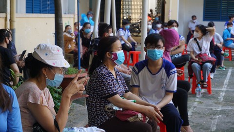 Hàng ngàn học sinh khối 12 ở TP.HCM háo hức, hồi hộp được tiêm vắc xin - Ảnh 6. Hàng ngàn học sinh khối 12 ở TP.HCM háo hức, hồi hộp được tiêm vắc xin - Ảnh 6.