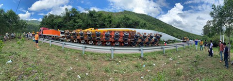 Xe chở cánh quạt điện gió khủng bị lật trên đèo An Khê - Ảnh 2. Xe chở cánh quạt điện gió khủng bị lật trên đèo An Khê - Ảnh 2.